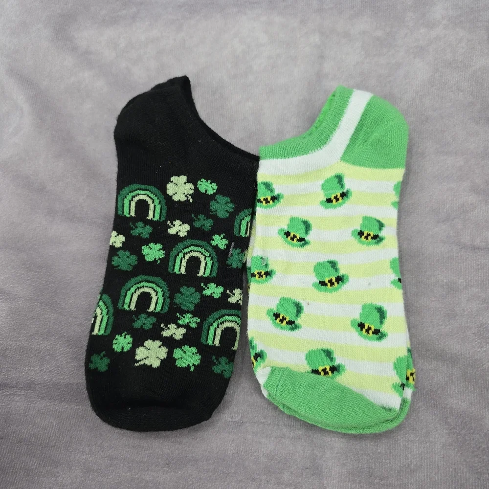 Irish Clover‎ Rainbow Shamrock Hat Print Set Of 2 Back White Green Low Socks
